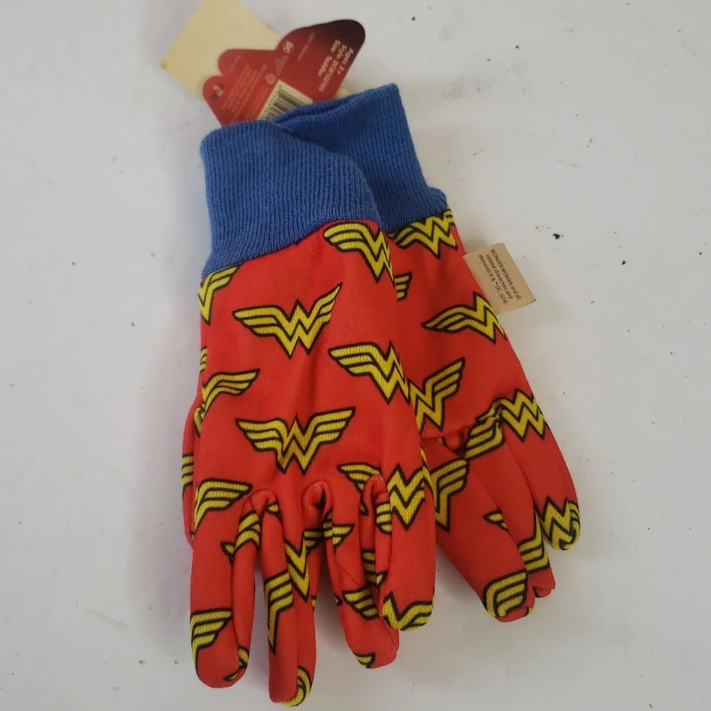 Wonder Woman Gloves NWT Children's